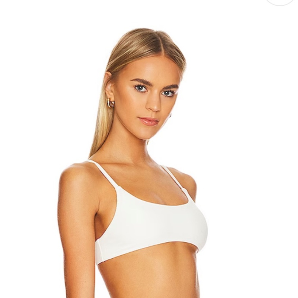 Mia Ribbed Bikini Top in White
superdown
